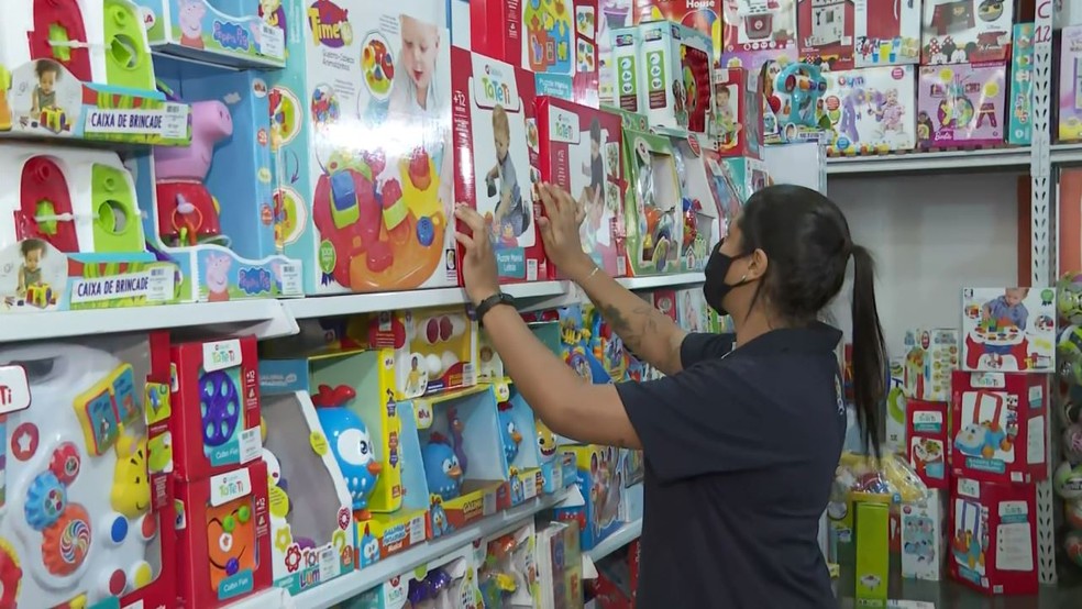 Brinquedos e roupas são os presentes mais procurados no Dia das Crianças — Foto: Reprodução/EPTV