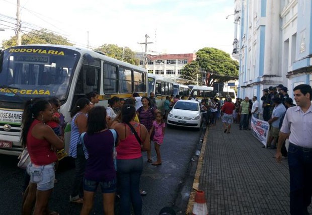 Manifestantes interditaram a rua Ulysses Caldas (Foto: Luiz Alberto Fonseca/G1)