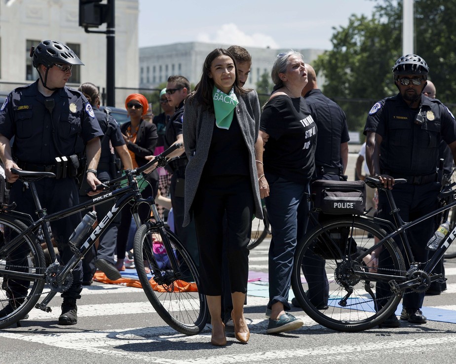 Congressista Alexandria Ocasio-Cortez é presa durante protesto em Washington