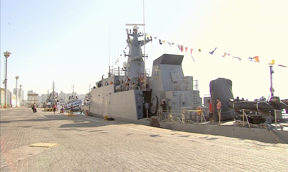 Navio de guerra está aberto para visitação no litoral de Fortaleza (Foto: TVM/Reprodução)