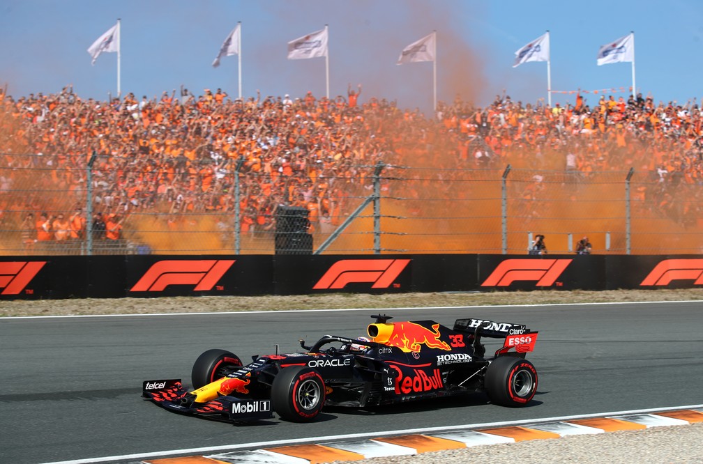Max Verstappen passa pelo mar laranja das arquibancadas de Zandvoort neste domingo — Foto: Joe Portlock/F1 via Getty Images