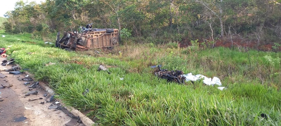 Veículos ficaram destruídos  — Foto: Divulgação