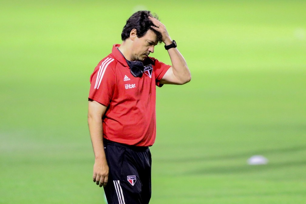 Fernando Diniz comandou o São Paulo na vitória sobre o Sport — Foto: Marlon Costa / Pernambuco Press