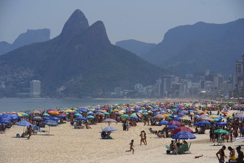 Muito calor e praia cheia nesta sexta-feira (2) no Rio — Foto: Marcos Serra Lima/ G1