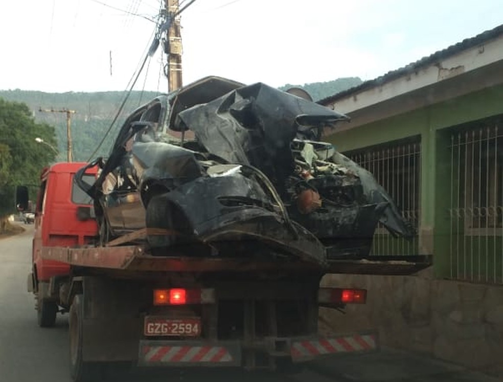 Veículo em que jovens estavam é removido com guincho em Lambari — Foto: Alô Alô Cidade