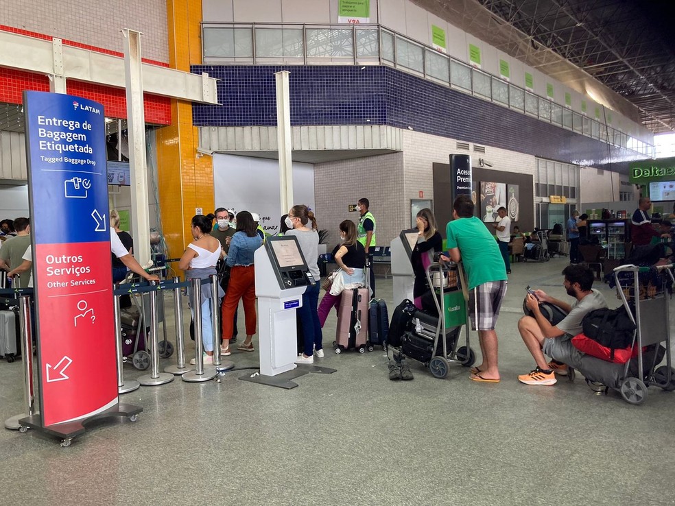 Passageiros da Latam no Aeroporto Santa Maria em Aracaju (SE) — Foto: Joelma Gonçalves/ g1