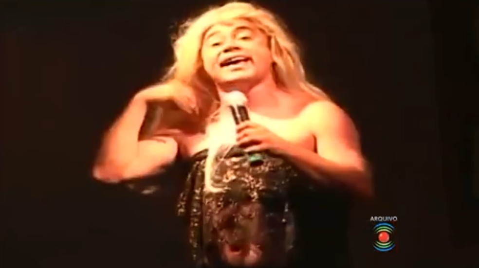 Shaolin imitando a cantora Joelma em show — Foto: Reprodução/TV Paraíba