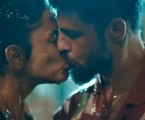 Dante (Cauã Reymond) e Júlia (Maria Casadevall) se beijaram depois de uma operação para conter um vazamento em 'Ilha de ferro' | TV Globo