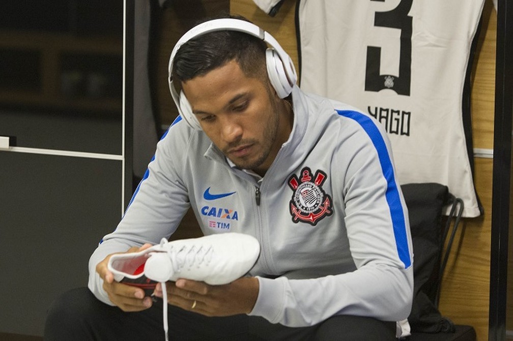 Em fim de contrato com o Corinthians, zagueiro campeão em 2015 estuda opções para sair