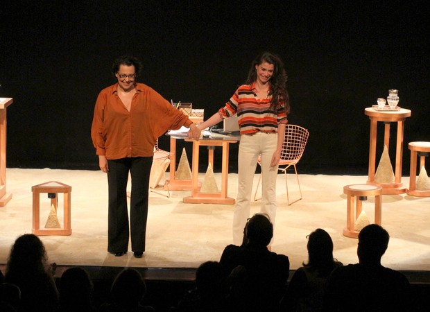 Ana Beatriz Nogueira e Alinne Moraes contracenam na peça Relâmpago Cifrado (Foto: Daniel Delmiro/AgNews)