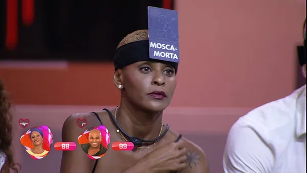 Aline Wirley recebeu uma placa de Gabriel Santana — Foto: Globo