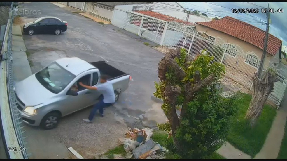 Câmeras de segurança registram assalto à mão armada no Guará II, no DF — Foto: Reprodução