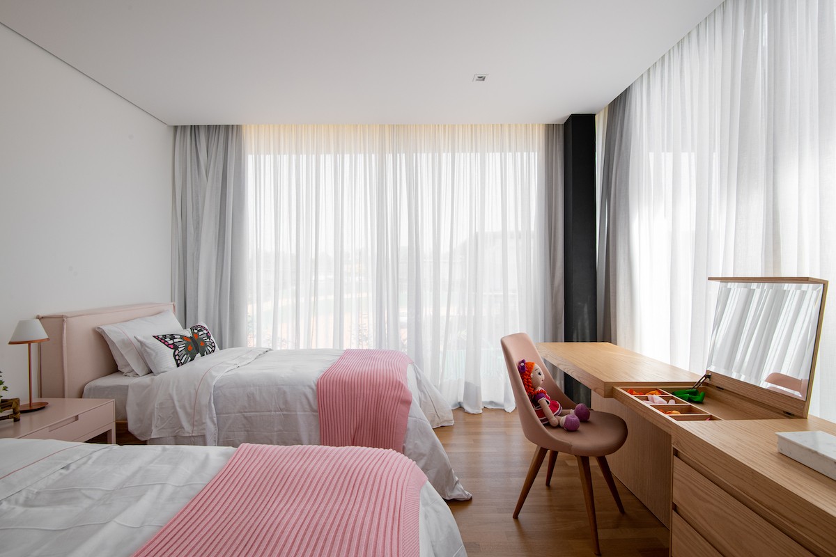 QUARTO DA FILHA | As camas são da Casa Pronta com cabeceira de sarja rosé. A roupa de cama é da Roupa de cama da Trousseau (Foto: Favaro JR / Divulgação)