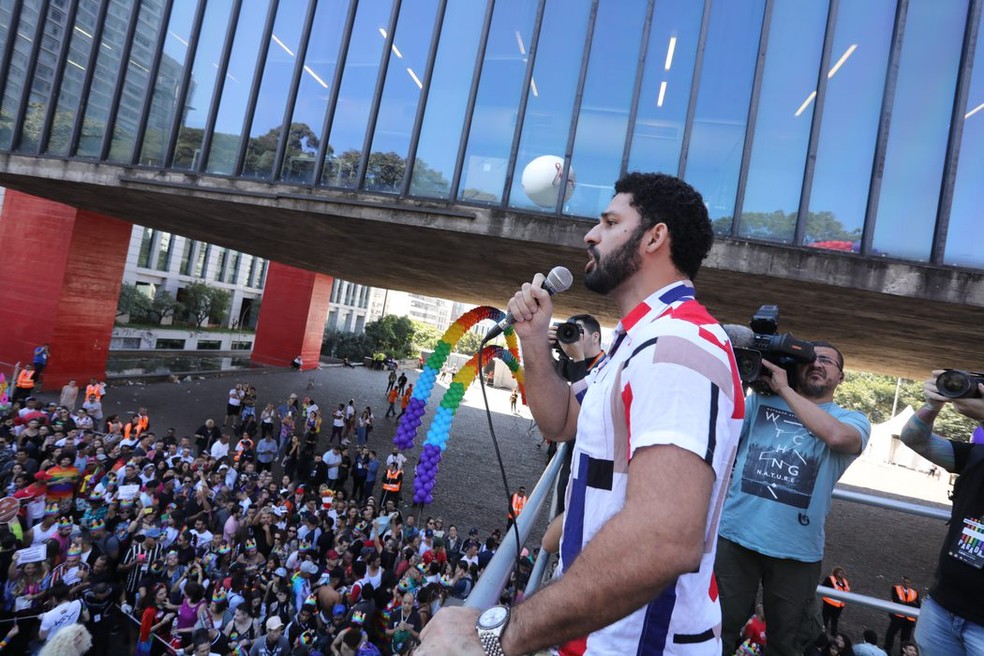 David Miranda discursa durante a 23ª Parada LGBT em São Paulo.  — Foto: Celso Tavares/G1