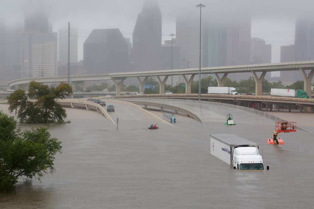 Rodovia interestadual 45 submersa devido às chuvas causadas pela tempestade tropical Harvey em Houston, Texas (Foto: Richard Carson/Reuters)