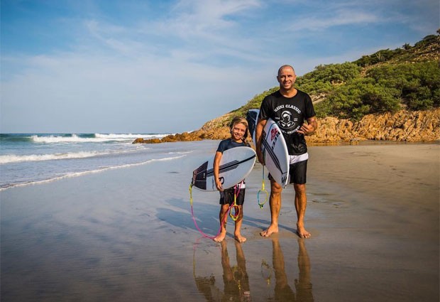 Jackson chama Kally Slater,  multi campeão de surf, de 'tio kelly' (Foto: Reprodução/ Instagram)