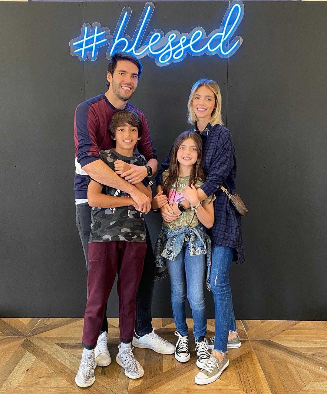 Kaká e Carol Dias com os filhos dele, Luca e Isabella (Foto: Reprodução/ Instagram)