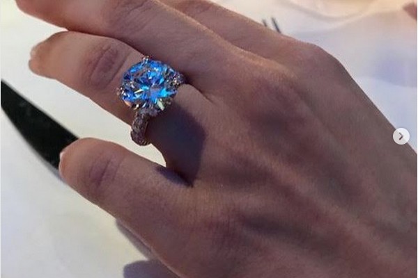 A ex-esposa do ator Terrence Howard com o novo anel de noidado dado pelo astro (Foto: Instagram)
