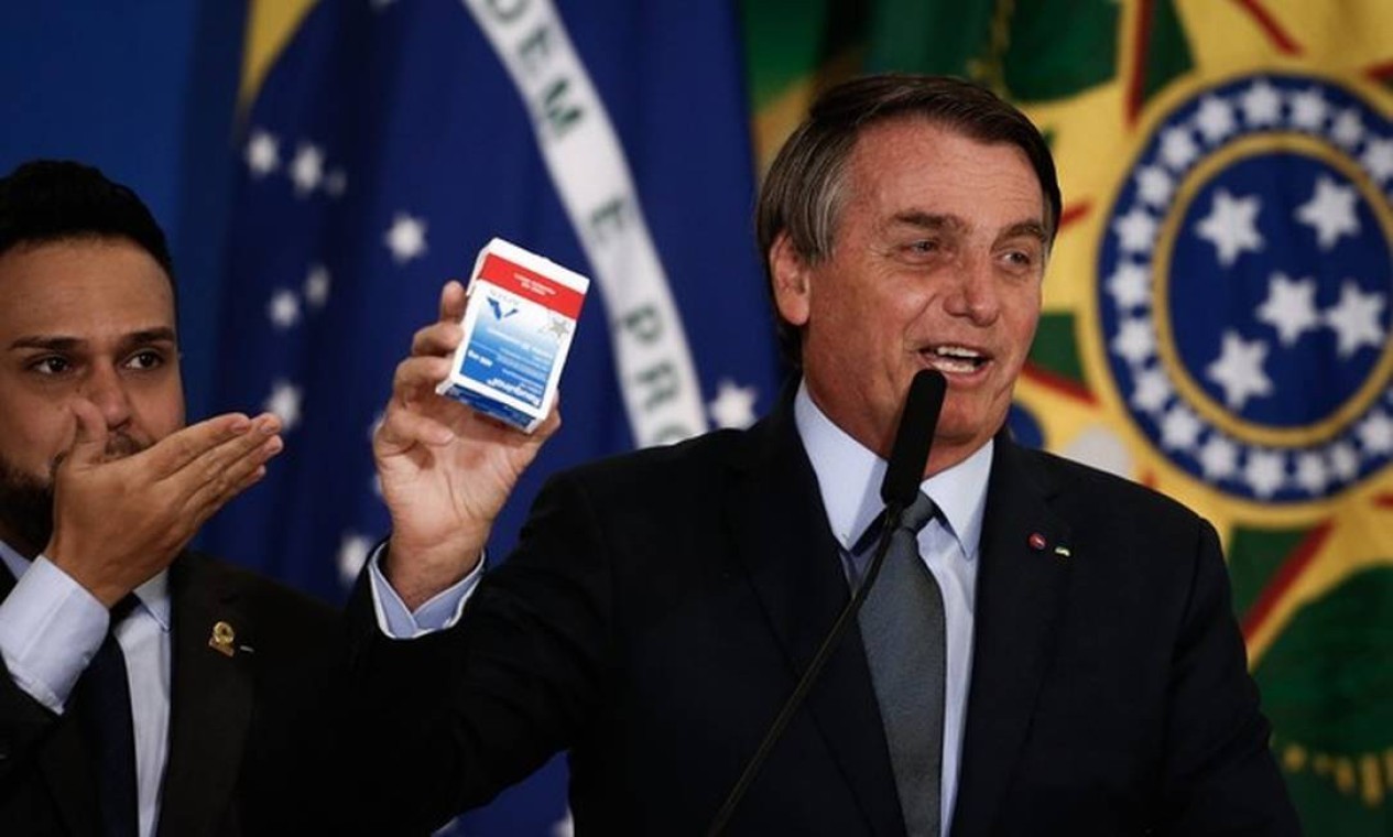 Jair Bolsonaro exibe caixa de cloroquina, medicamento sem eficácia comprovada contra a Covid, durante discurso  — Foto: Agência O Globo