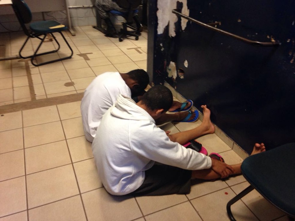 Dois presos logo depois do crime no Jardim Itamarac&aacute;, em MS (Foto: Osvaldo N&oacute;brega/TV Morena)