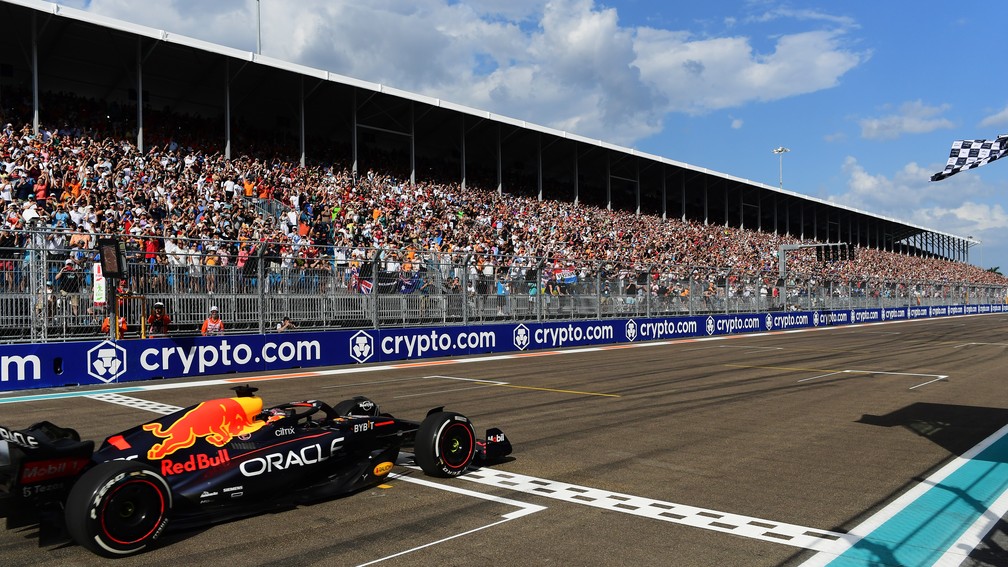 Max Verstappen recebe a bandeirada como primeiro vencedor da história do GP de Miami de F1 — Foto: Mario Renzi/F1 via Getty Images