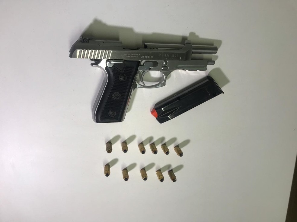 Arma utilizada por PM para atirar contra motorista — Foto: Larissa Passos/G1