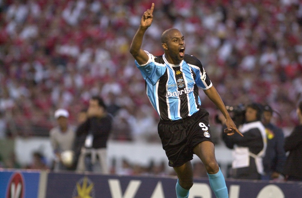 Christian comemora gol pelo Grêmio contra o Inter no Gre-Nal do Brasileirão de 2003 — Foto: Paulo Franken / Agência RBS