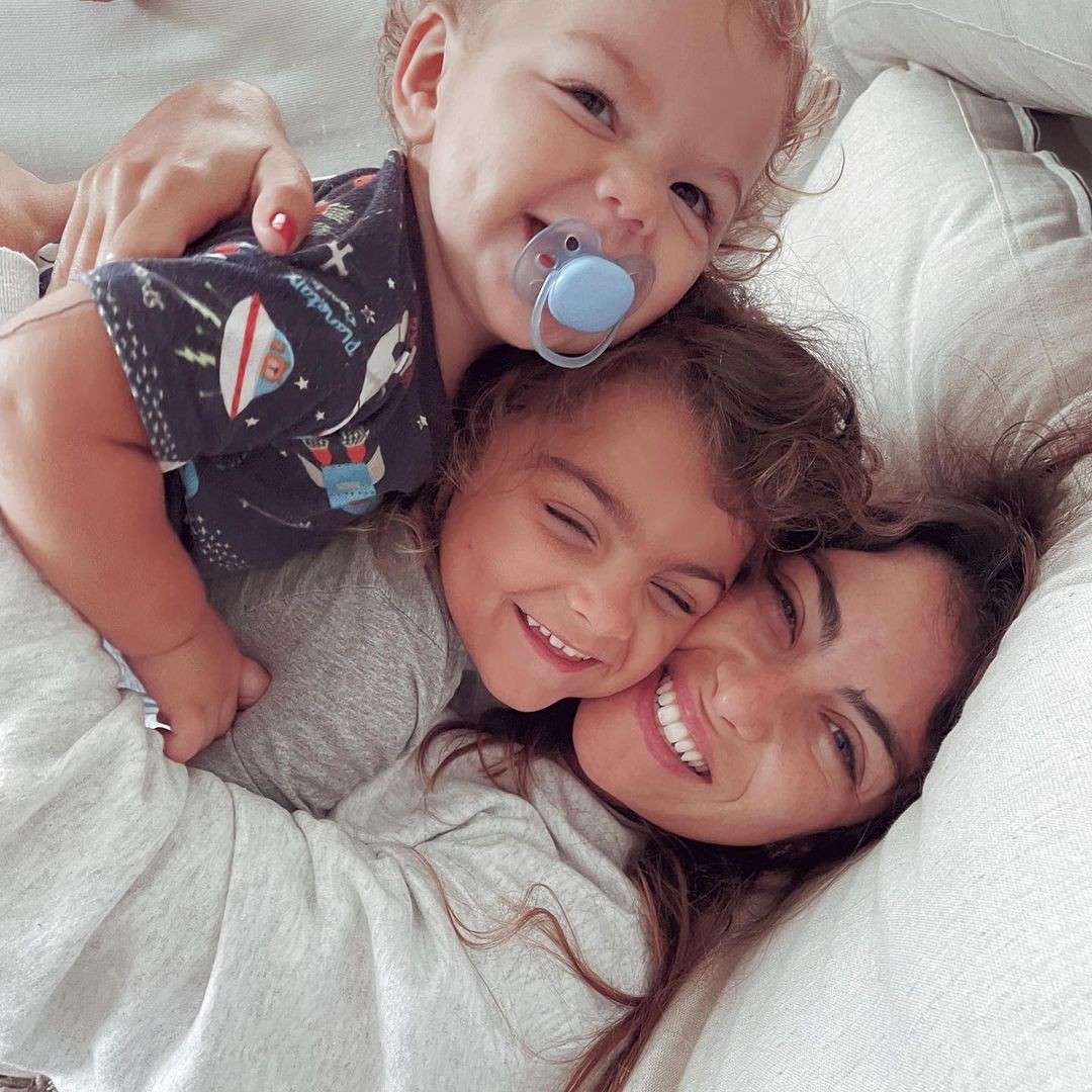 Mariana Uhlmann posa coladinha nos filhos (Foto: Instagram)