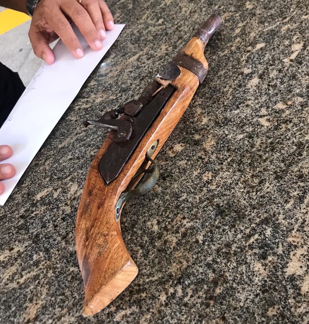 Arma de fogo artesanal foi utilizada por idoso — Foto: Geraldo Jerônimo/Inter TV Cabugi