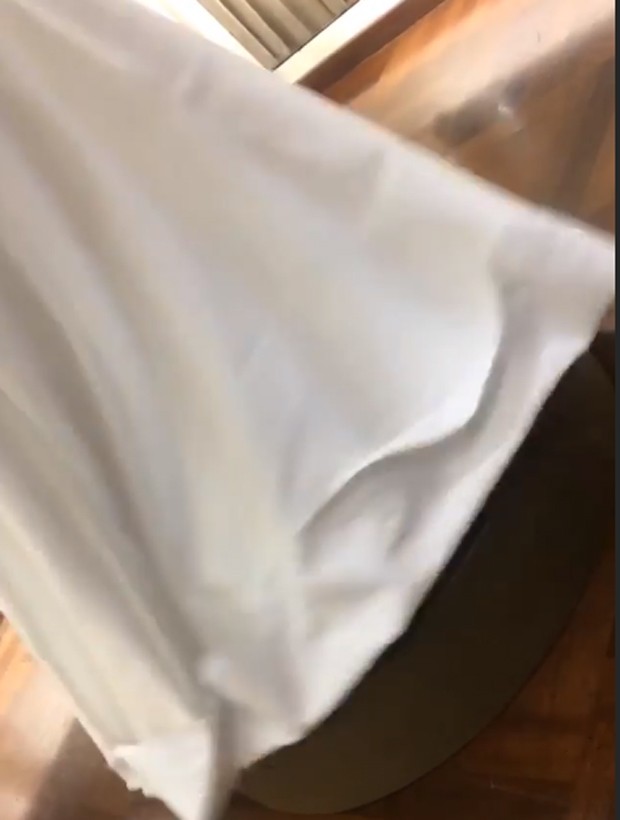 Amanda Djehdian mostra apenas a barra do seu vestido de noiva (Foto: Reprodução/Instagram)