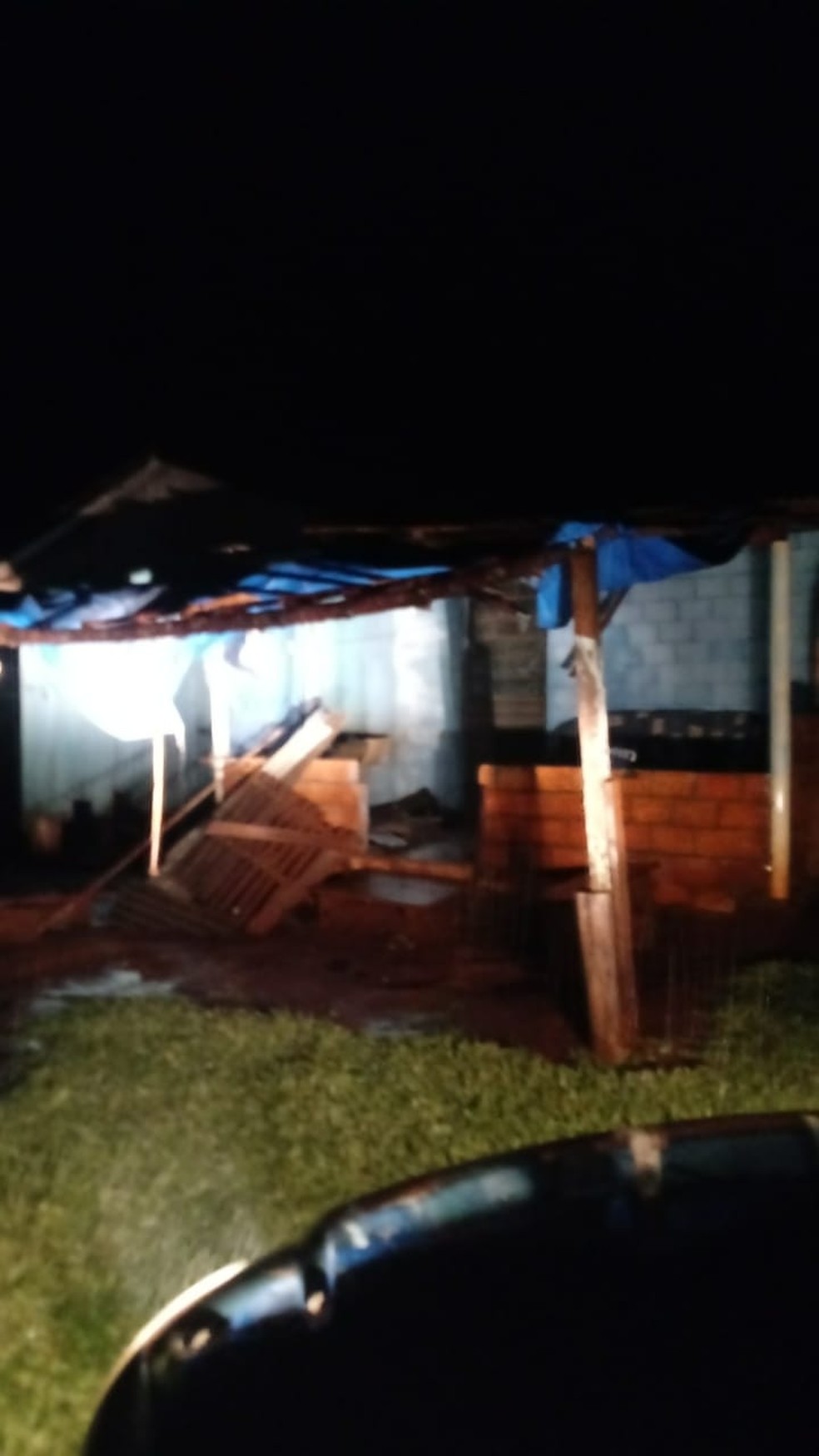 Casa atingida pelo temporal em São Domingos — Foto: COMPDEC de São Domingos/ Divulgação