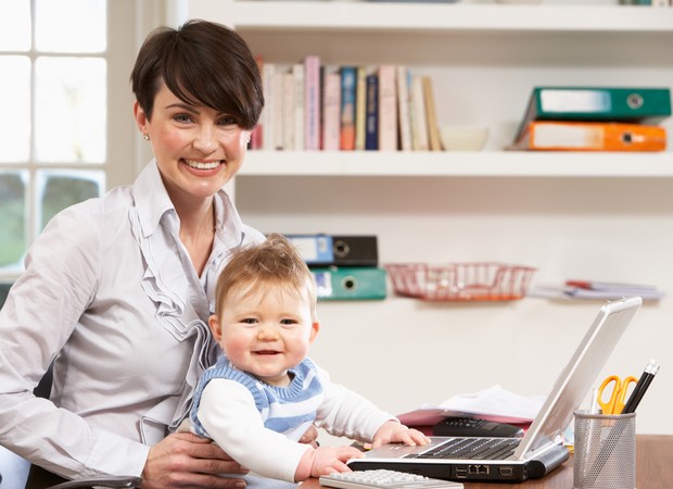 Mãe trabalhando em casa com o bebê (Foto: Shutterstock)