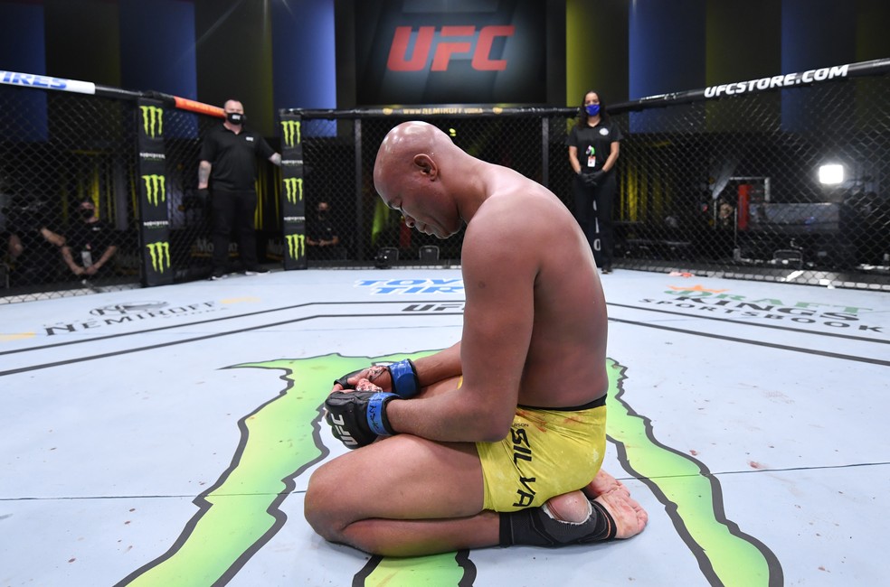 Anderson Silva teve um momento sozinho no octógono após a derrota para Uriah Hall no UFC — Foto: Getty Images
