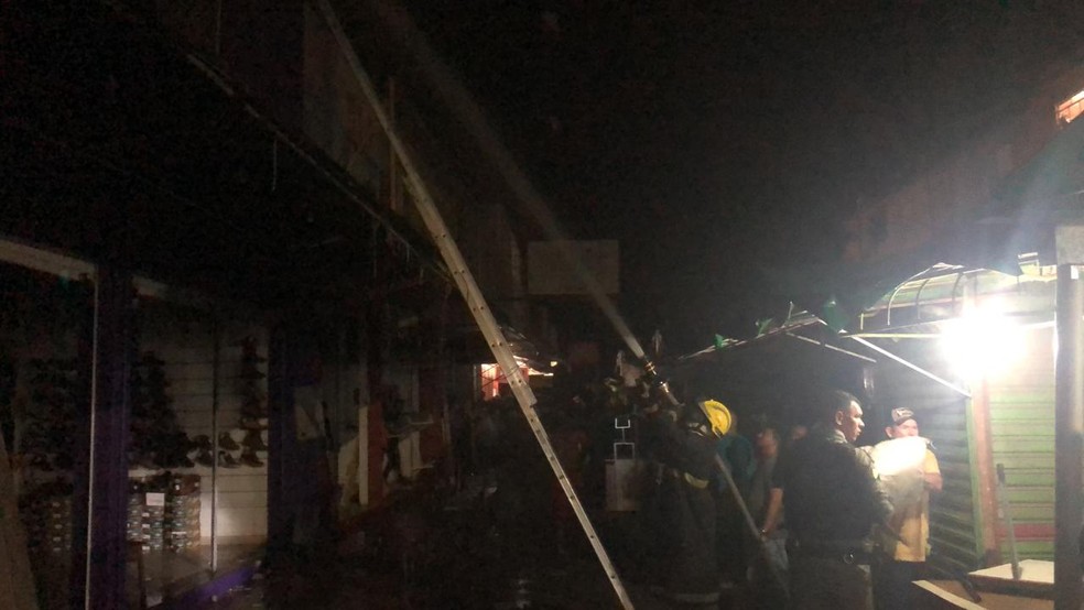 Chamas atingiram lojas no Centro da capital acreana — Foto: Guilherme Barbosa/Rede Amazônica Acre