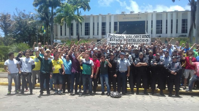 Resultado de imagem para Policiais protestam agora na governadoria