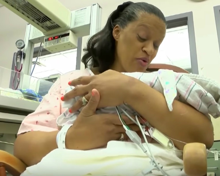 Aos 60 anos, norte-americana se tornou mãe pela primeira vez - e em dose dupla (Foto: Reprodução Youtube)