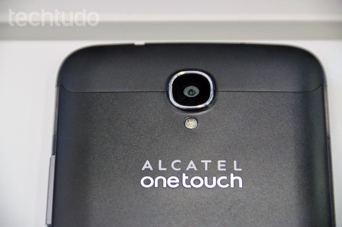 O foblet da Alcatel tem câmera traseira de 13.1MP (Foto: Fabrício Vitorino/TechTudo) O foblet da Alcatel tem câmera traseira de 13.1MP (Foto: Fabrício Vitorino/TechTudo)