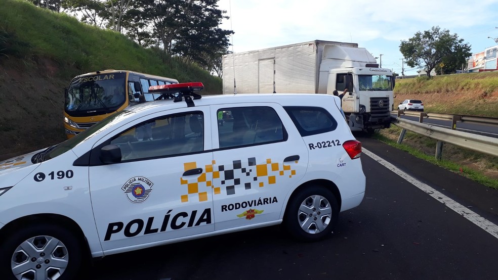 Batida entre quatro veículos na Rodovia Raposo Tavares deixou duas pessoas feridas — Foto: Emerson Sanchez/TV Fronteira