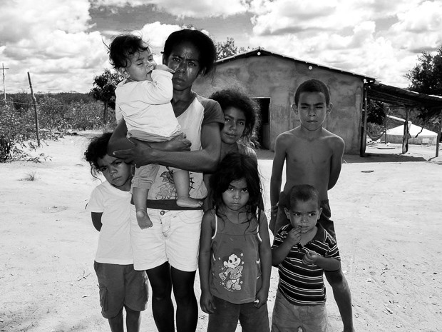 Ao lado dos filhos, Jesuína conta as dificuldades encontradas no sertão da Bahia  (Foto: Adriano Oliveira/G1)