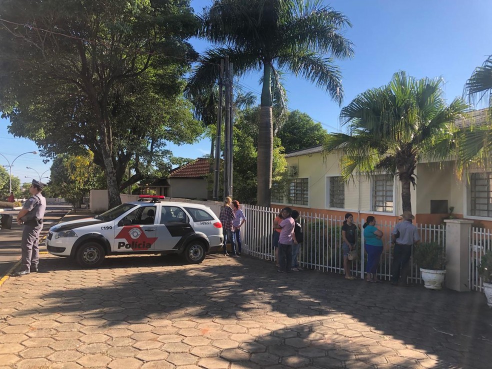 Eleitores de Borá aguardam início da votação nas eleições de 2018, quando cidade já tinha mais eleitores que moradores — Foto: Jaqueline Frizon/TV TEM