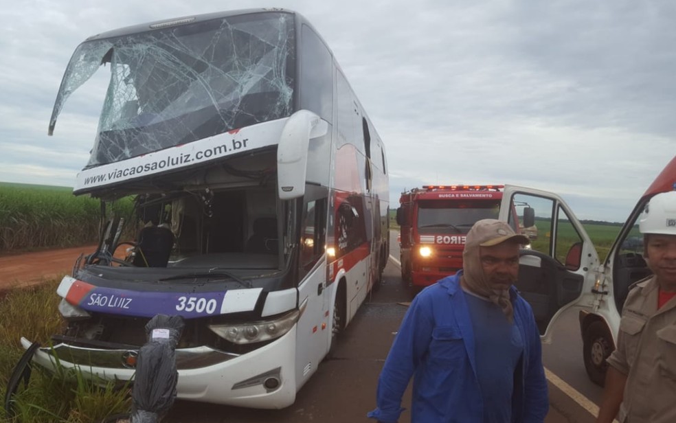 Acidente entre Ã´nibus e caminhÃ£o na zona rural de Indiara, em GoiÃ¡s, deixou 11 pessoas feridas â Foto: Corpo de Bombeiros/DivulgaÃ§Ã£o