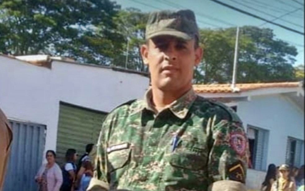 Militar morre após acidente de moto depois de fechada de caminhão no trevo de Alterosa — Foto: Polícia Militar Rodoviária