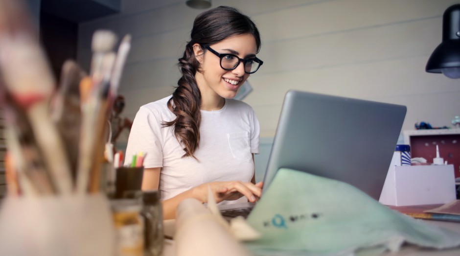 Mulher no computador, empreendedora, trabalhando de casa (Foto: bruce mars/Pexels)