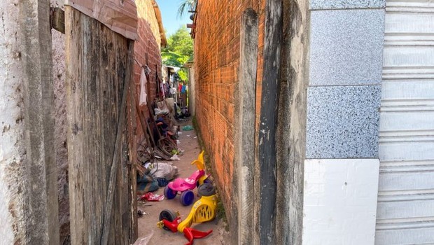 Comunidade da Muvuca, em Maceió, convive ao mesmo tempo com a escassez de alimentos e com a quase total falta d'água (Foto: JOSUE SEIXAS)