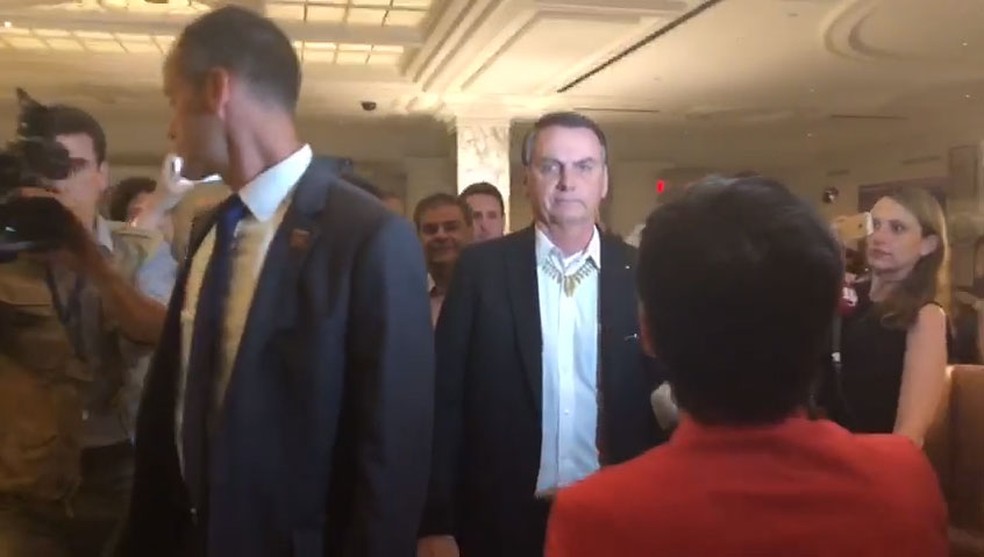 Presidente brasileiro, Jair Bolsonaro, caminha no hall de hotel em Nova York — Foto: TV Globo