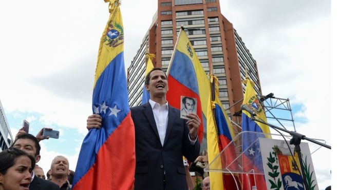 O líder oposicionista Juan Guaidó se proclamou o novo presidente interino da Venezuela  (Foto: AFP/via BBC News Brasil)