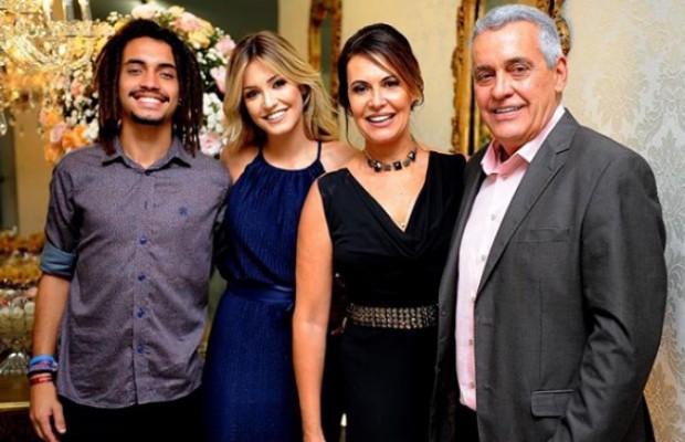 Mauro Naves e Patrícia com os filhos Maurício e Raíssa  (Foto: Reprodução Instagram)
