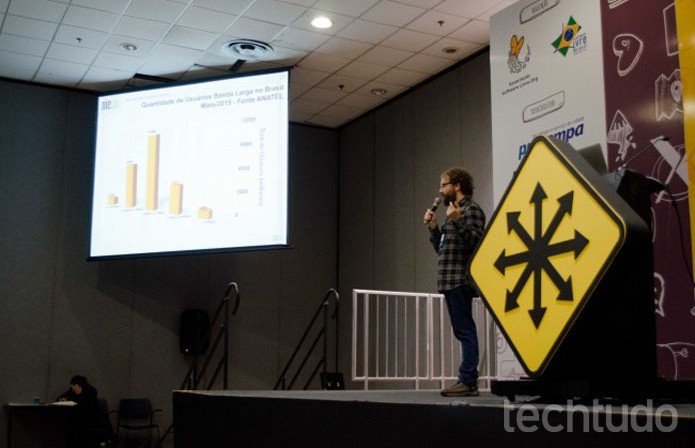 Fabrício Tamusiunas mostra dados da Internet brasileira (Foto: Giordano Tronco/TechTudo)