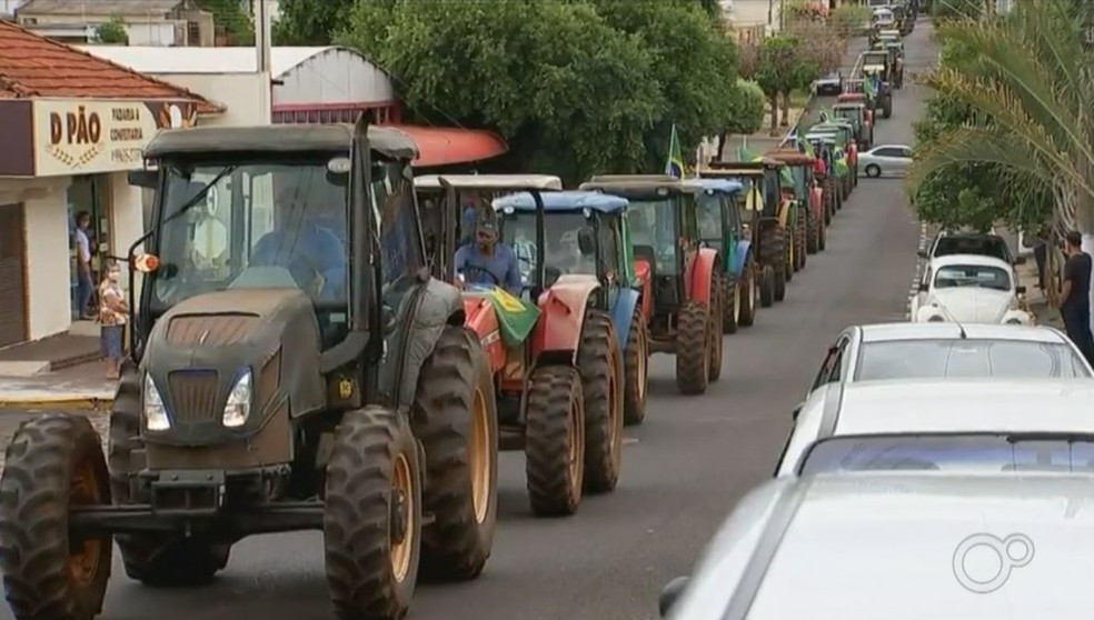 Produtores rurais fizeram 'tratoraço' em cidades da região de Jales (SP) — Foto: Reprodução/TV TEM