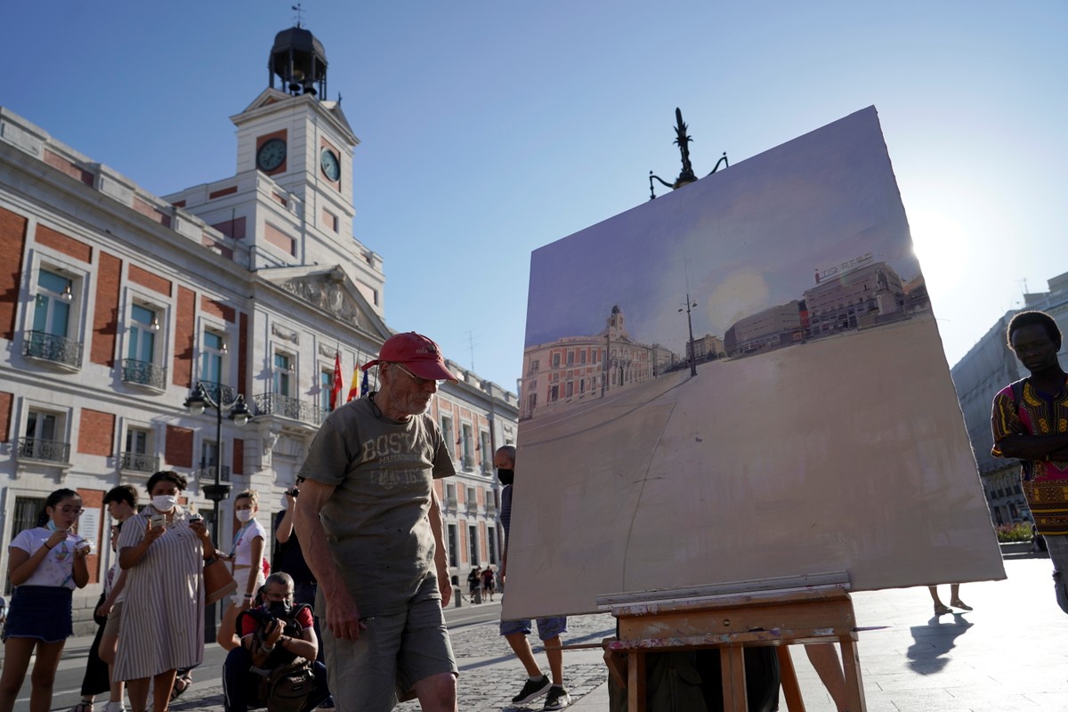 Los amantes del arte se reúnen para ver pintar a Antonio López en la plaza de Madrid | Arte pop